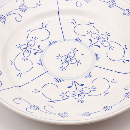 Assiette plate blanche avec des motifs bleus en faïence style Copenhague 