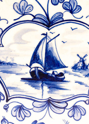 Plateau vintage blanc avec des motifs bleus en porcelaine Victoria