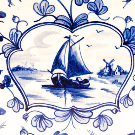 Plateau vintage blanc avec des motifs bleus en porcelaine Victoria