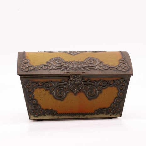 Boite ancienne en métal avec des teintes oranges de Victoria