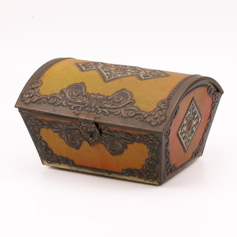 Boite ancienne en métal avec des teintes oranges de Victoria