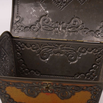 Boite ancienne en métal avec des teintes oranges de Victoria