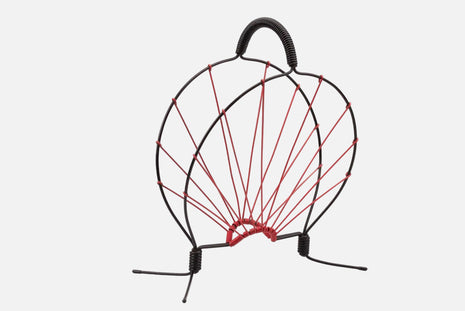 Porte-revues en métal et scoubidou rouge et noir