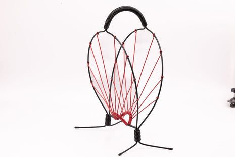 Porte-revues en métal et scoubidou rouge et noir