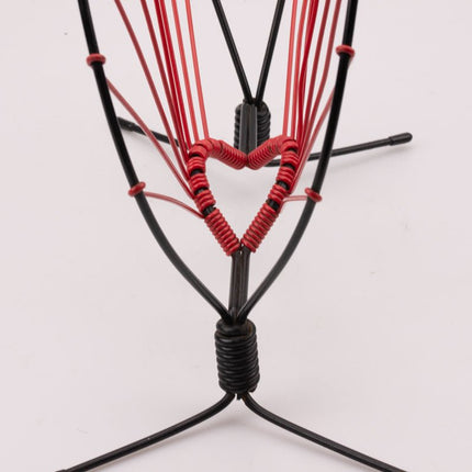 Porte-revues vintage en métal noir et scoubidou rouge - Années 60