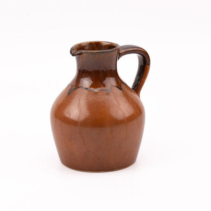 Pichet carafe en grès signé Jeanne marron