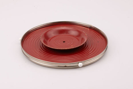 Plateau tournant avec roses rouges et fond blanc