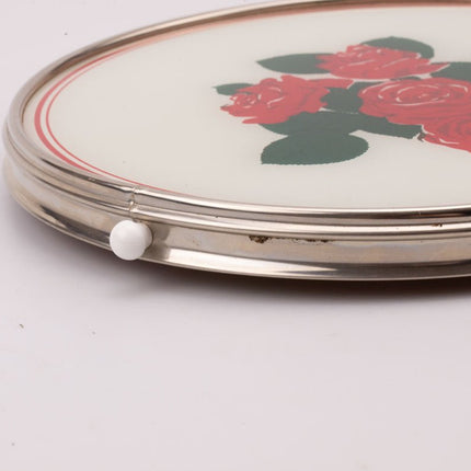 Plateau tournant avec roses rouges et fond blanc