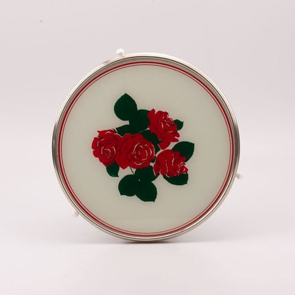 Plateau tournant avec roses rouges et fond blanc