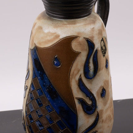 Beige en bruine aardewerken vaas van Jules Guérin met handvat