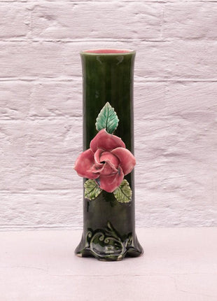 Elégant vase en porcelaine verte à rose