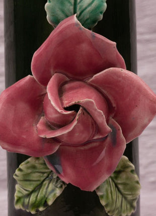 Elégant vase en porcelaine verte à rose