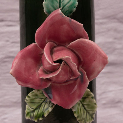 Elégant vase en porcelaine verte à rose