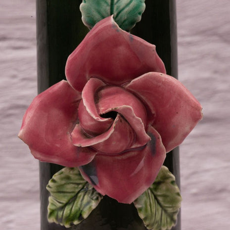 Elégant vase en porcelaine verte à rose