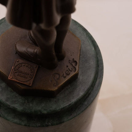 Sculpture en bronze Jeune Pêcheuse socle en marbre Preifs