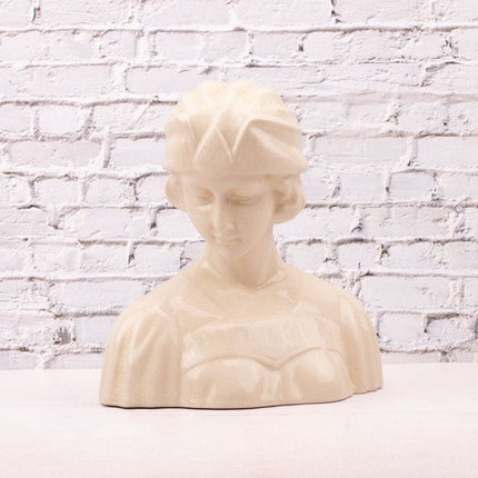 Buste de jeune femme en faïence craquelée blanche