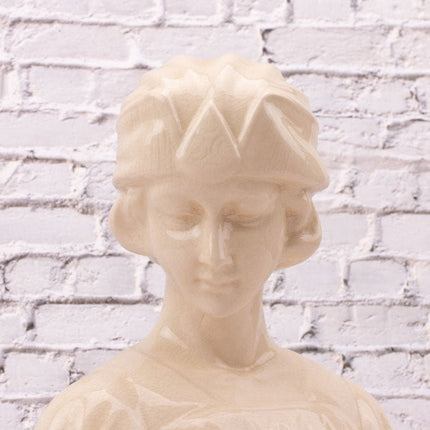 Buste de jeune femme en faïence craquelée blanche