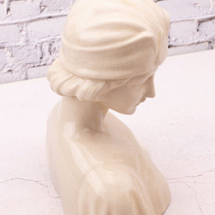 Buste de jeune femme en faïence craquelée blanche