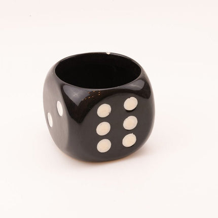 Zwarte pot in de vorm van een dobbelsteen