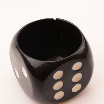 Zwarte pot in de vorm van een dobbelsteen