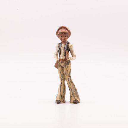 Figurine vintage porcelaine émaillée Jeune homme