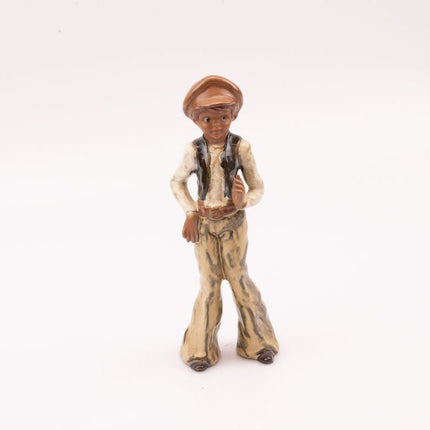 Figurine vintage porcelaine émaillée Jeune homme
