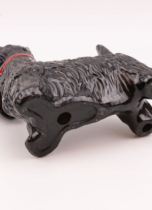 Keramisch beeldje van een Schotse Terriër.