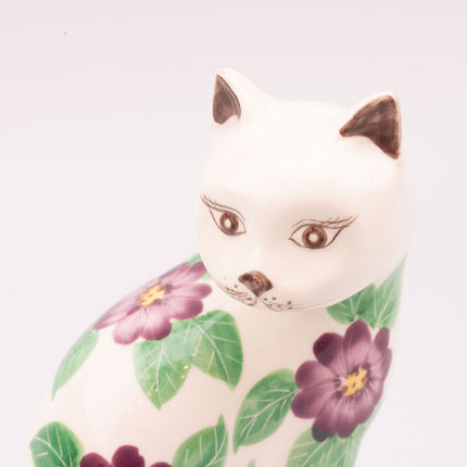 Chat vintage blanc en porcelaine à motifs de fleurs mauves et vertes