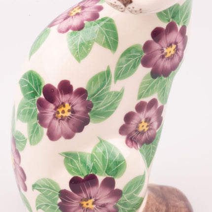 Chat vintage blanc en porcelaine à motifs de fleurs mauves et vertes
