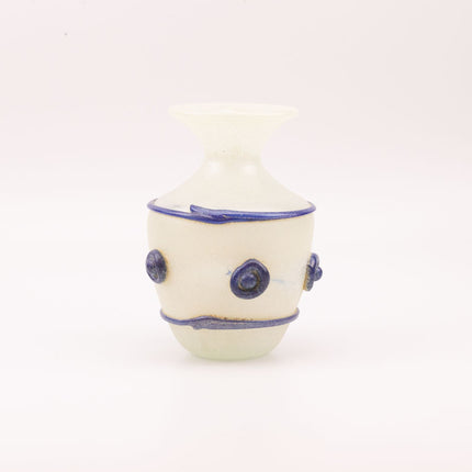 Vase vintage verre soufflé dépoli blanc crème avec motifs bleus en relief - H 23cm