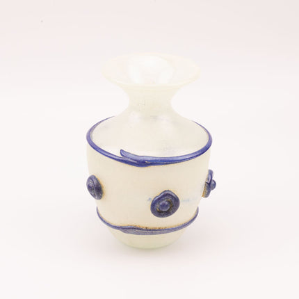 Vase vintage verre soufflé dépoli blanc crème avec motifs bleus en relief - H 23cm