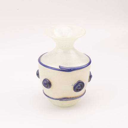 Vase vintage verre soufflé dépoli blanc crème avec motifs bleus en relief - H 23cm