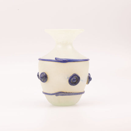 Vase vintage verre soufflé dépoli blanc crème avec motifs bleus en relief - H 23cm