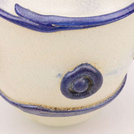 Vase vintage verre soufflé dépoli blanc crème avec motifs bleus en relief - H 23cm
