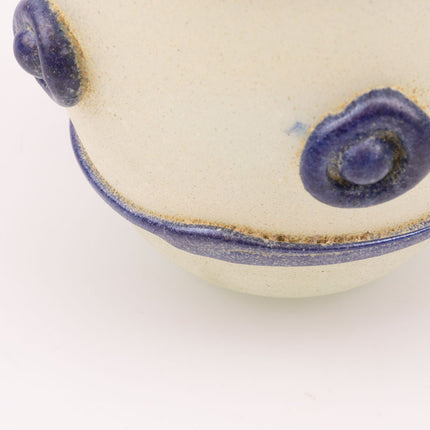 Vase vintage verre soufflé dépoli blanc crème avec motifs bleus en relief - H 23cm