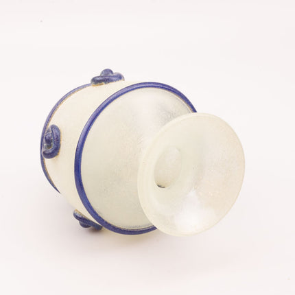 Vase vintage verre soufflé dépoli blanc crème avec motifs bleus en relief - H 23cm