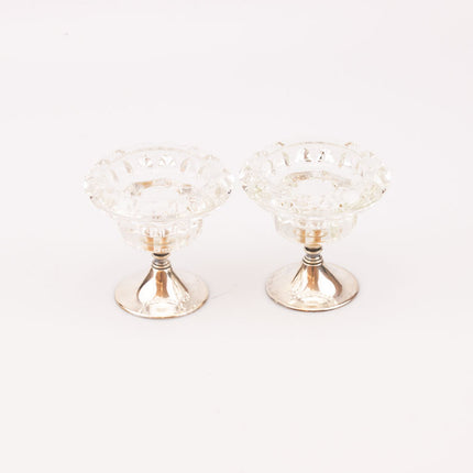 Set de 2 bougeoirs en verre sur pied en métal argenté