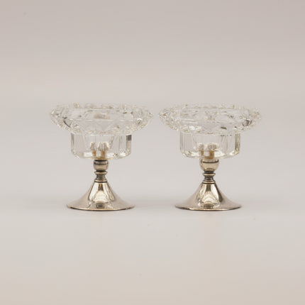 Set de 2 bougeoirs en verre sur pied en métal argenté