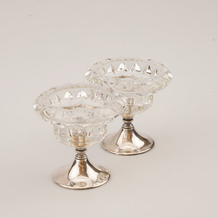 Set de 2 bougeoirs en verre sur pied en métal argenté