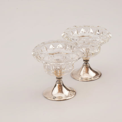 Set de 2 bougeoirs en verre sur pied en métal argenté