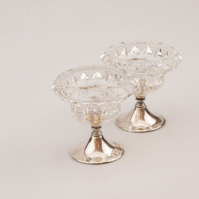 Set de 2 bougeoirs en verre sur pied en métal argenté