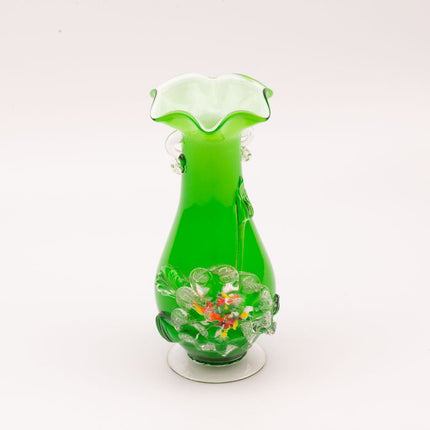 Vase en verre soufflé excentrique vert avec des fleurs en relief Murano