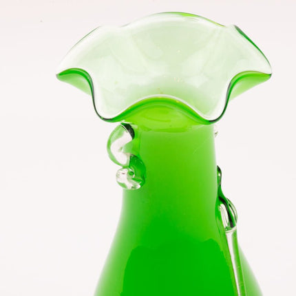 Vase en verre soufflé excentrique vert avec des fleurs en relief Murano