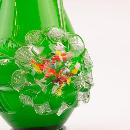 Vase en verre soufflé excentrique vert avec des fleurs en relief Murano