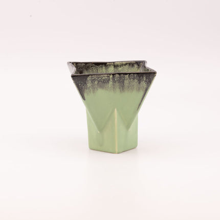 Vase carré en céramique vert clair à bord flammé dans les tons noirs "Belgium n°704+"