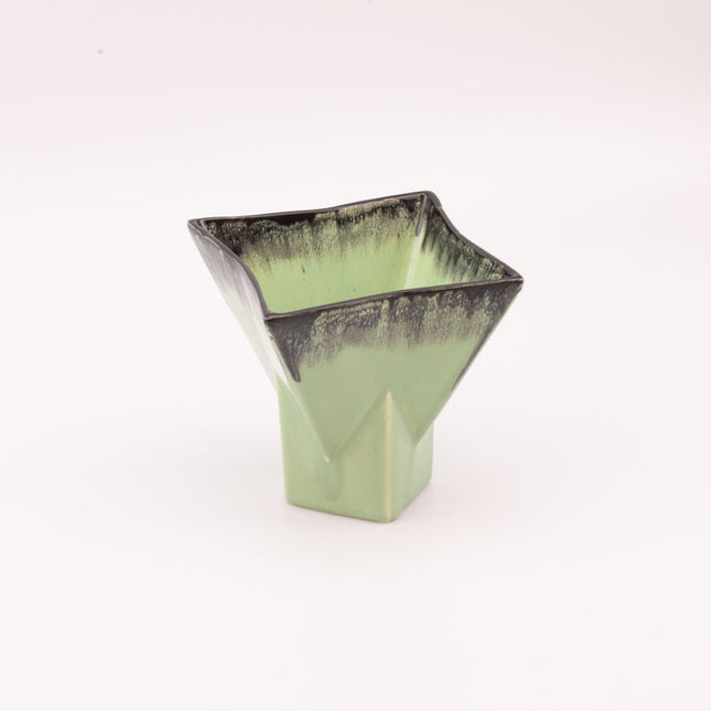 Vase carré en céramique vert clair à bord flammé dans les tons noirs "Belgium n°704+"
