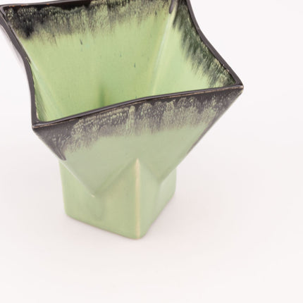 Vase carré en céramique vert clair à bord flammé dans les tons noirs "Belgium n°704+"