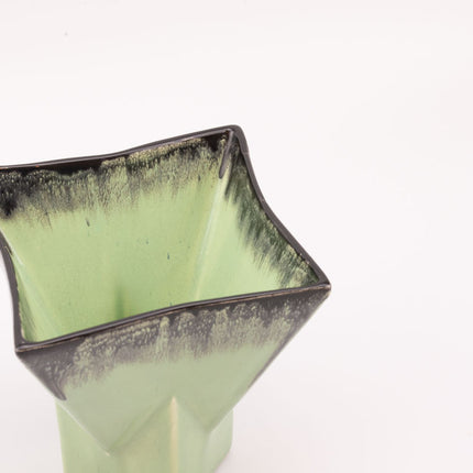 Vase carré en céramique vert clair à bord flammé dans les tons noirs "Belgium n°704+"