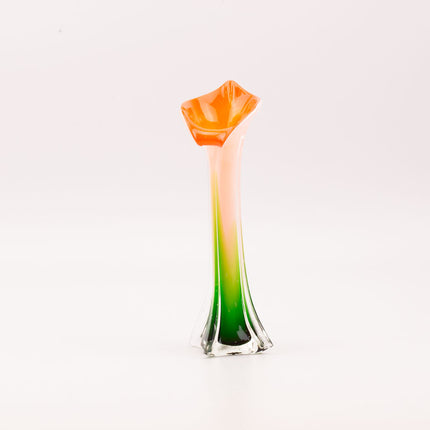 Vase en vert en forme de fleur vert et orange de style murano longiligne