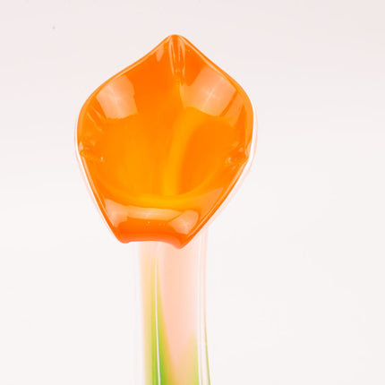 Vase en vert en forme de fleur vert et orange de style murano longiligne